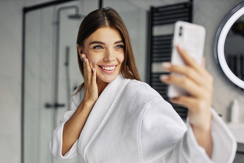 Hübsche junge Frau macht ein Selfie