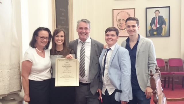 Dr. Stübler mit Familie bei ihrer Promotion