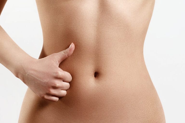 Straffer Bauch einer jungen Frau